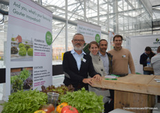 Groenten op de voorgrond, een lachend team van Gautier Semences op de achtergrond.